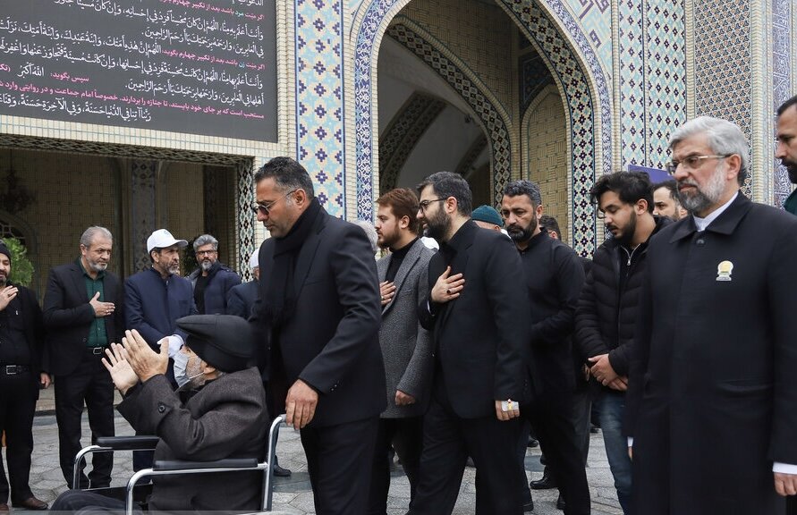 خاکسپاری همسر و فرزند ثقاب اصفهانی در مشهد + عکس و فیلم