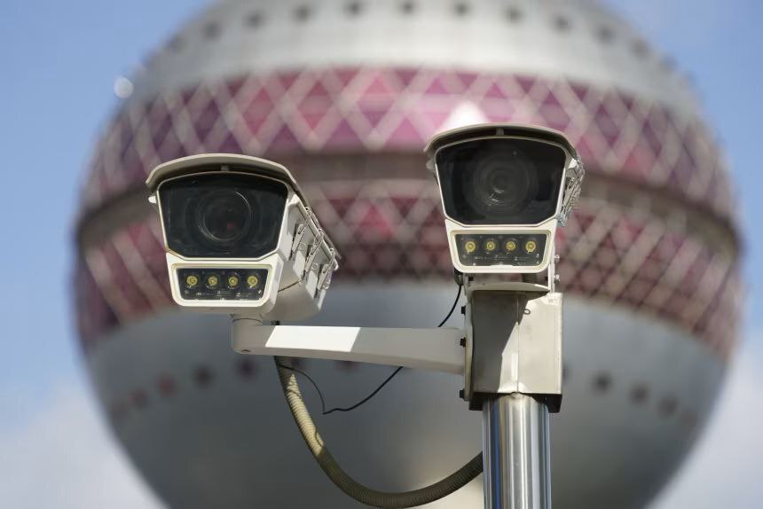 سی‌ان‌ان: چین در حال آزمایش سیستم‌های هوش مصنوعی برای پیش‌بینی تظاهرات احتمالی و حال و هوای زندانیان است/ چین ۶۰۰ میلیون دوربین مداربسته دارد. یعنی به ازای هر 7 نفر 3 دوربین / این دوربین ها به پلیس در مورد تجمع جمعیت هشدار می دهند / هوش مصنوعی موقعیت و رفتار زندانیان را نیز رصد می کند; مثلاً اگر در چهره زندانیان نشانه ای از عصبانیت ببیند تذکر می دهد