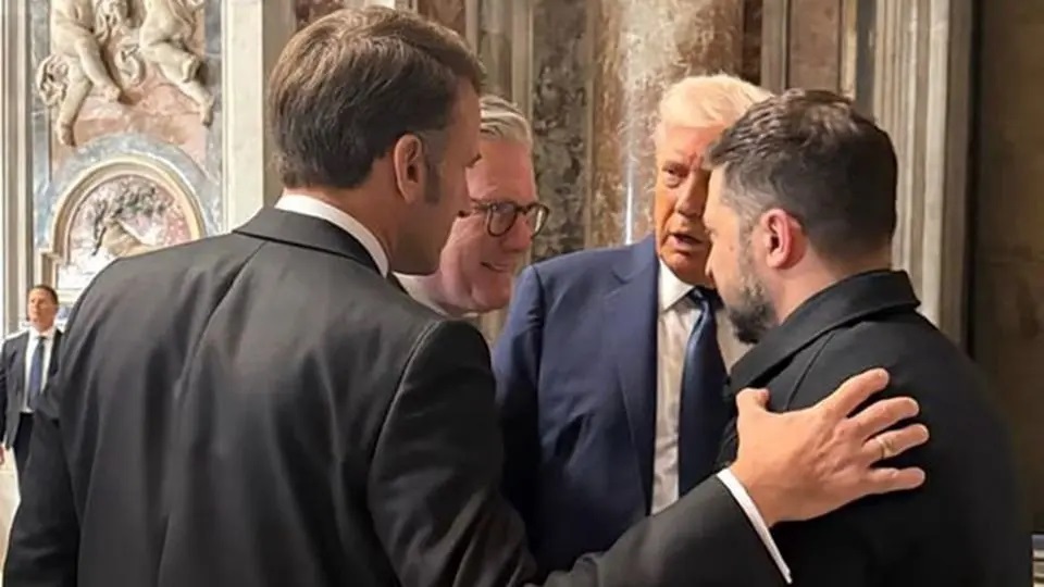 اروپا در دشوارترین لحظه برای جلوگیری از جدایی با آمریکا / رهبران اروپایی عمیقاً نگران تلاش‌های آمریکا برای امضای توافقی با روسیه هستند که می‌تواند به معنای تسلیم غرب باشد از سوی دیگر اگر آمریکا کنار بکشد، اروپا باید تصمیم بگیرد که آیا توان ادامه حمایت از اوکراین را دارد یا نه