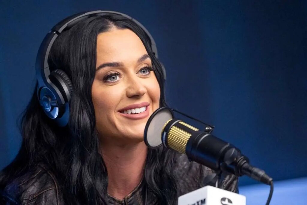 کیتی پری و جاستین ترودو در کنار نخست وزیر سابق ژاپن