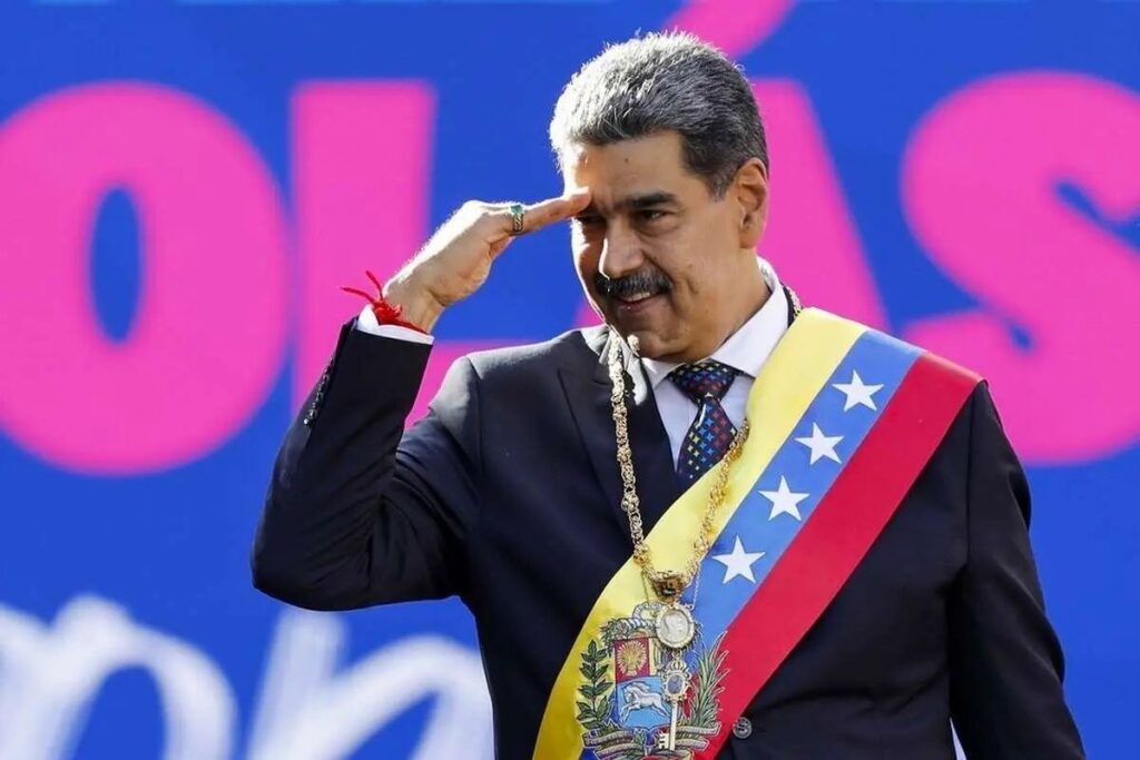 رئیس‌جمهور ونزوئلا «گرملین» را با «گرینچ» اشتباه می‌گیرد، کلمات جدیدی در اسپانیایی اختراع می‌کند و اغلب دچار لغزش‌های زبانی بی‌شماری می‌شود، اما ثابت کرده که دست کم گرفتن او می‌تواند اشتباهی بزرگ برای منتقدان باشد/ وی طولانی‌ مدت‌ترین ریاست‌جمهوری در آمریکای لاتین را دارد/ در دوره او، فقر در اوج خود و به ۹۰ درصد مردم رسید، ولی همیشه یک مهارت را نشان داده: کش دادن، وقت‌کشی و زنده ماندن