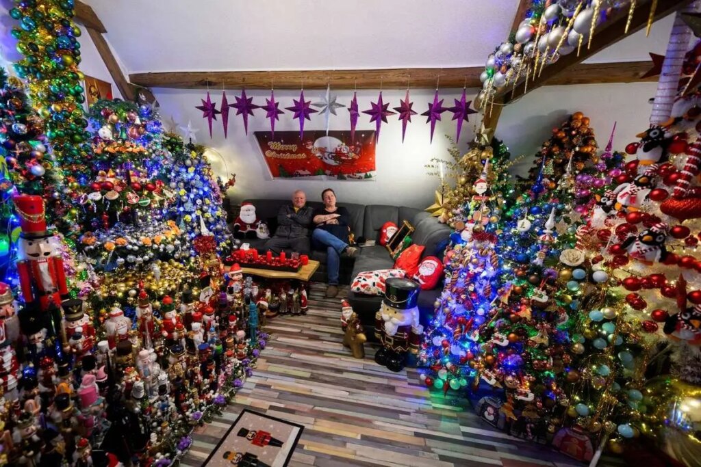تصاویر; خانه ای رکورد شکن با 621 درخت کریسمس تزئین شده
