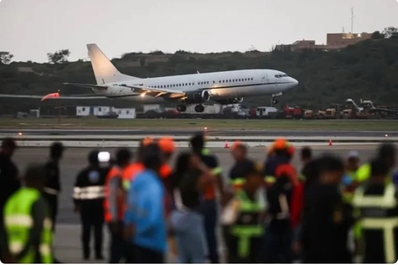 نیویورک تایمز: دولت ترامپ با تهران به توافقی دست یافته تا ۲ هزار شهروند ایرانیِ در معرض اخراج را با هواپیما‌های چارتر به تهران بفرستد/ پرواز اخراج شهروندان ایرانی از آمریکا، شامل افراد اخراج‌شده از کشور‌های عربی و روسیه نیز بود / اتباع عرب و روس در مصر از هواپیما پیاده می‌شوند؛ ایرانی‌ها سپس به کویت پرواز می‌کنند تا در آنجا سوار یک هواپیمای چارتر کویتی شوند و به تهران بروند