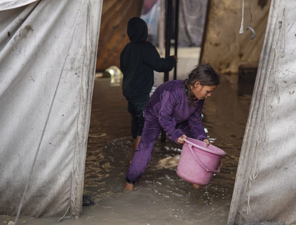 طوفان زمستانی جان آوارگان غزه را می بلعد