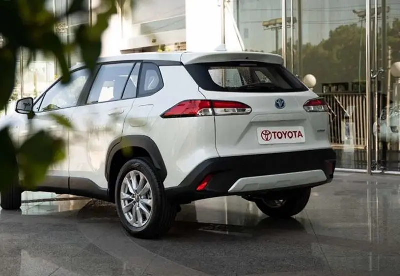 نمای عقب تویوتا کرولا کراس هیبریدی