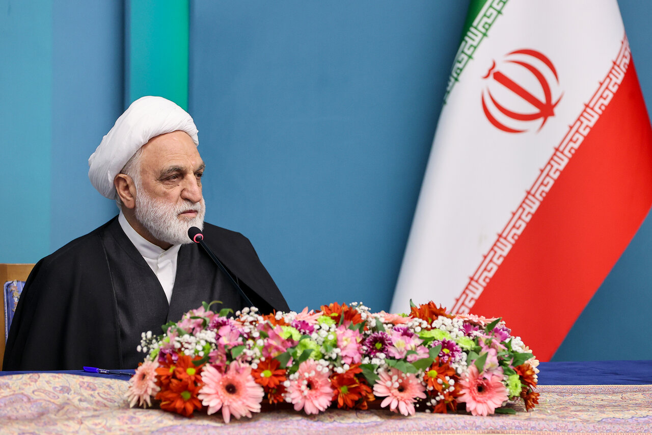 در مکتب اسلام زن، گل است و باید هرچه بیشتر مورد حمایت و حفاظت قرار گیرد