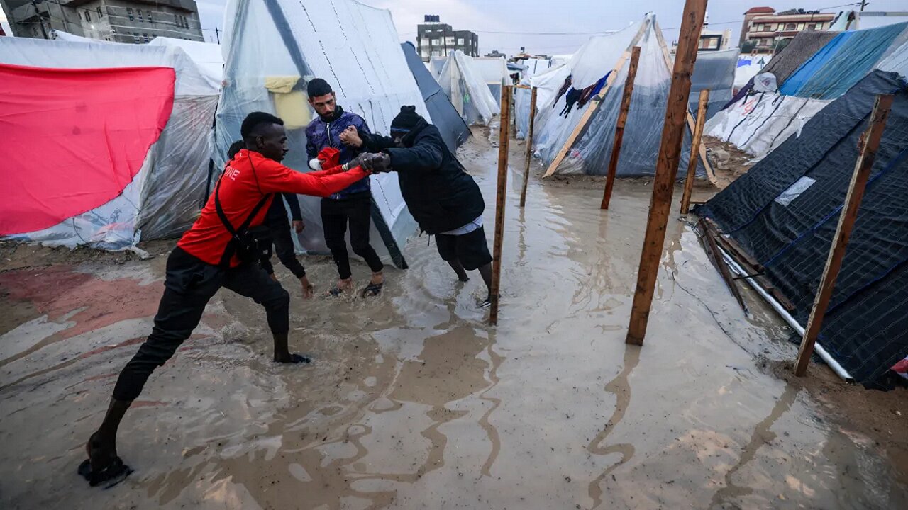 باران بلای جان کودکان غزه است 14 فلسطینی قربانی سرما و طوفان شدند