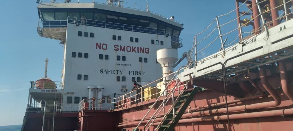 توقیف نفتکش خارجی در دریای عمان دستگیری 18 متهم + عکس