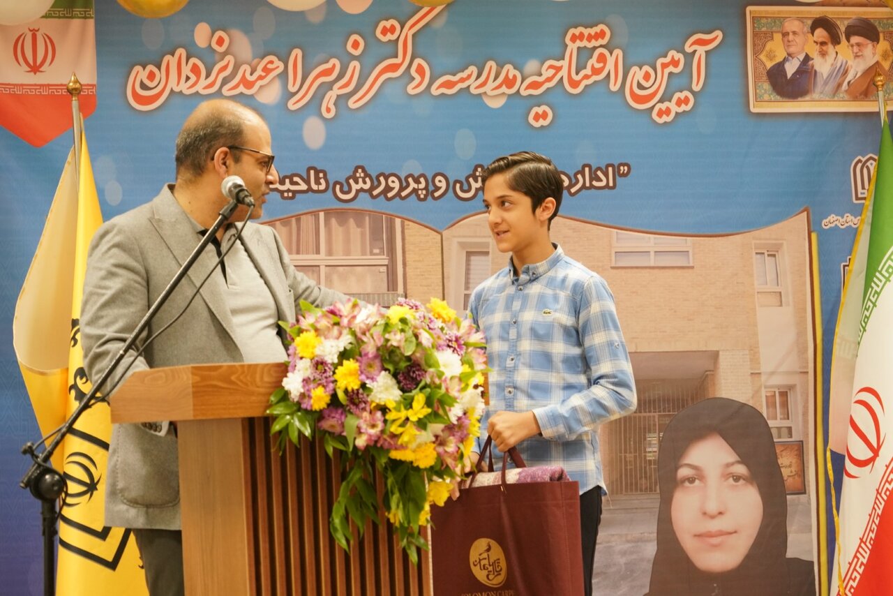 قالیچه نیم میلیاردی دانش‌آموز اصفهانی که تار و پودش به کلاس درس تبدیل می‌شود