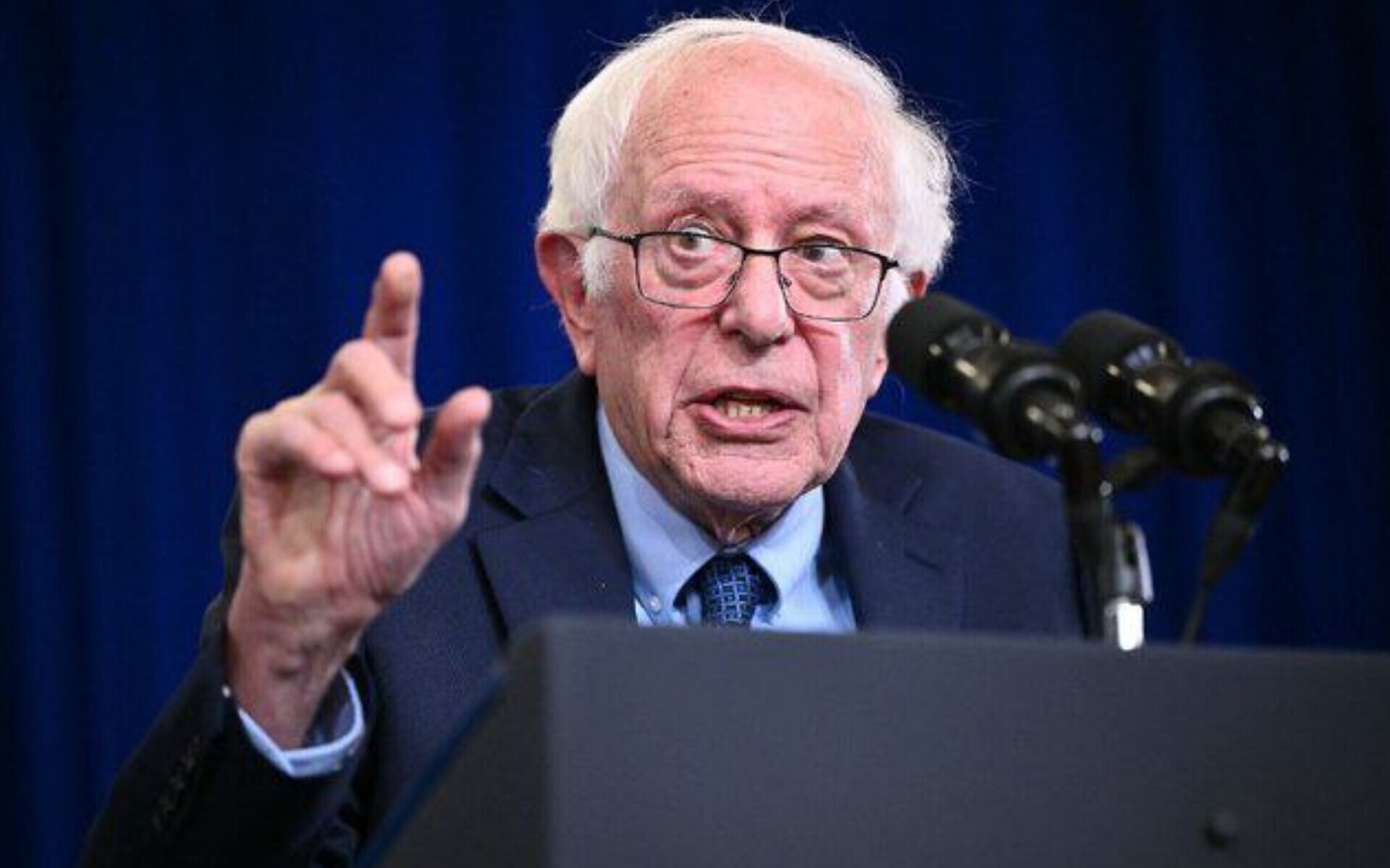 سندرز، سناتور آمریکایی: نیازی نداریم که ترامپ، ما را وارد یک جنگ غیر قانونی با ونزوئلا کند/ پس شعار «اول آمریکا» چه شد؟