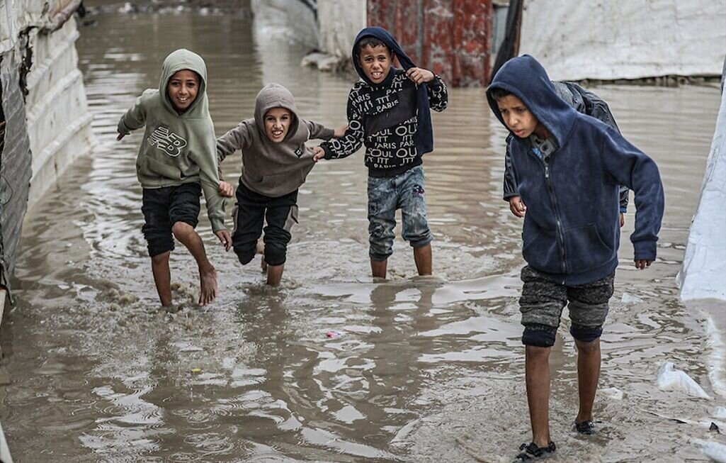 طوفان و سیلاب در غزه، چادر آوارگان به برکه گل و لای تبدیل شده است