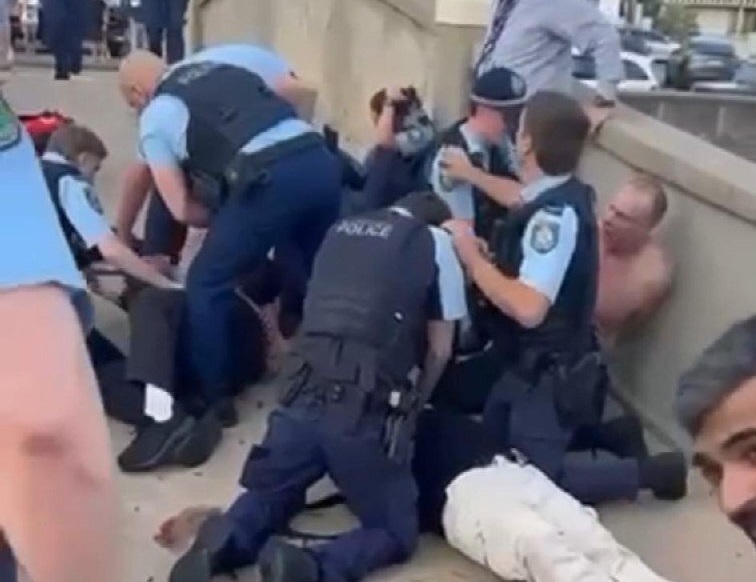 روایت گاردین به نقل از شاهدان عینی درباره تیراندازی در جریان یک جشن یهودی در استرالیا؛ هرجومرج تام و تمام بود / همهچیز غیرواقعی و باورنکردنی به نظر میرسید