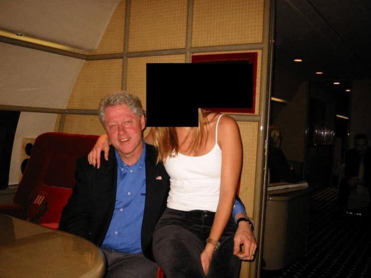 پای مرموز، کلینتون در استخر کنار الف پای مرموز، کلینتون در استخر کنار الف