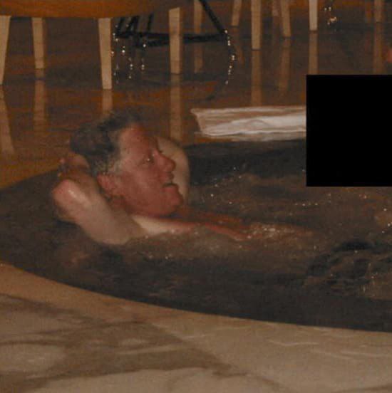 پای مرموز، کلینتون در استخر کنار الف پای مرموز، کلینتون در استخر کنار الف