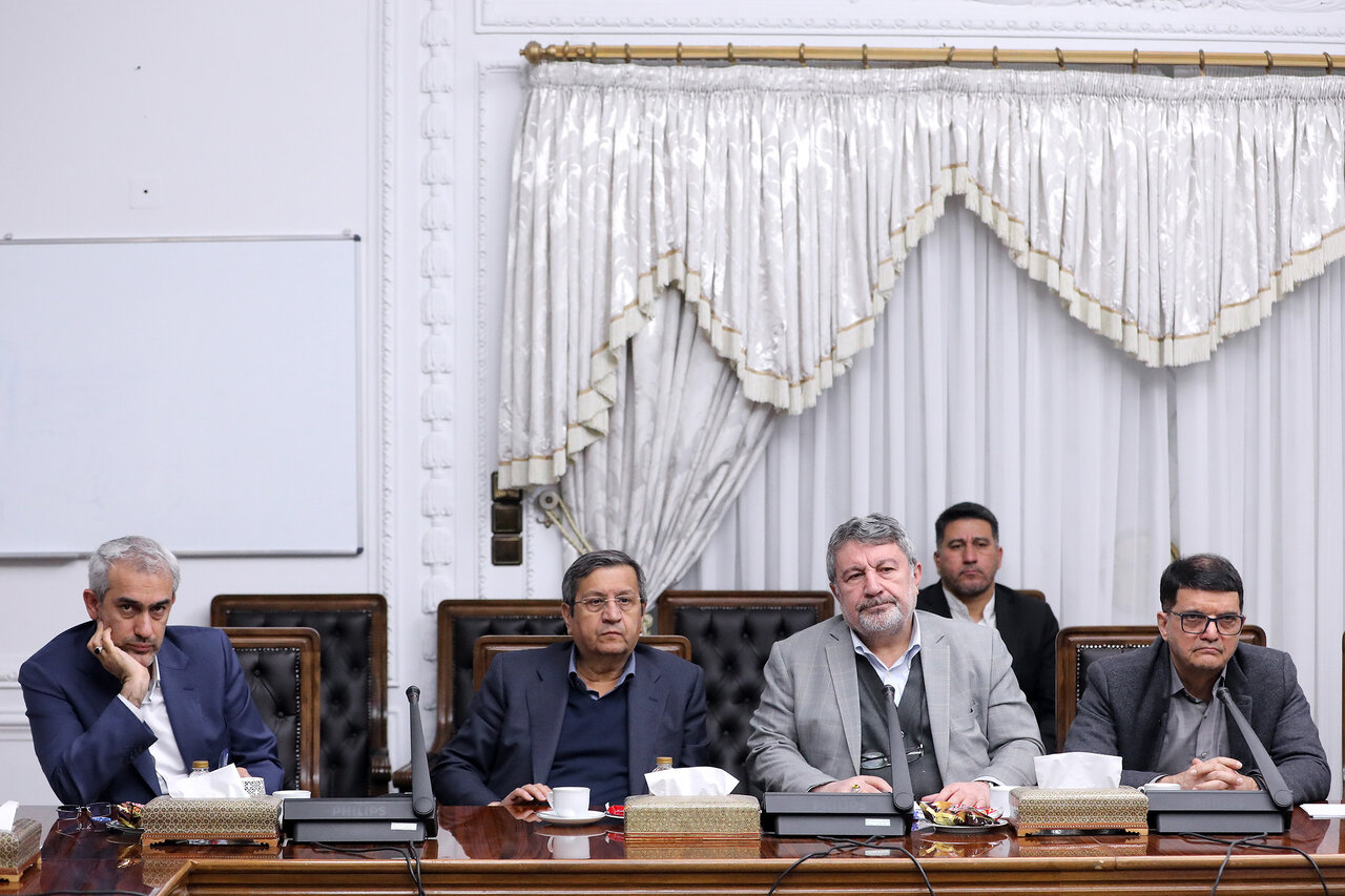 حضور همتی در نشست پزشکان با فعالان اصناف و بازاریان + عکس