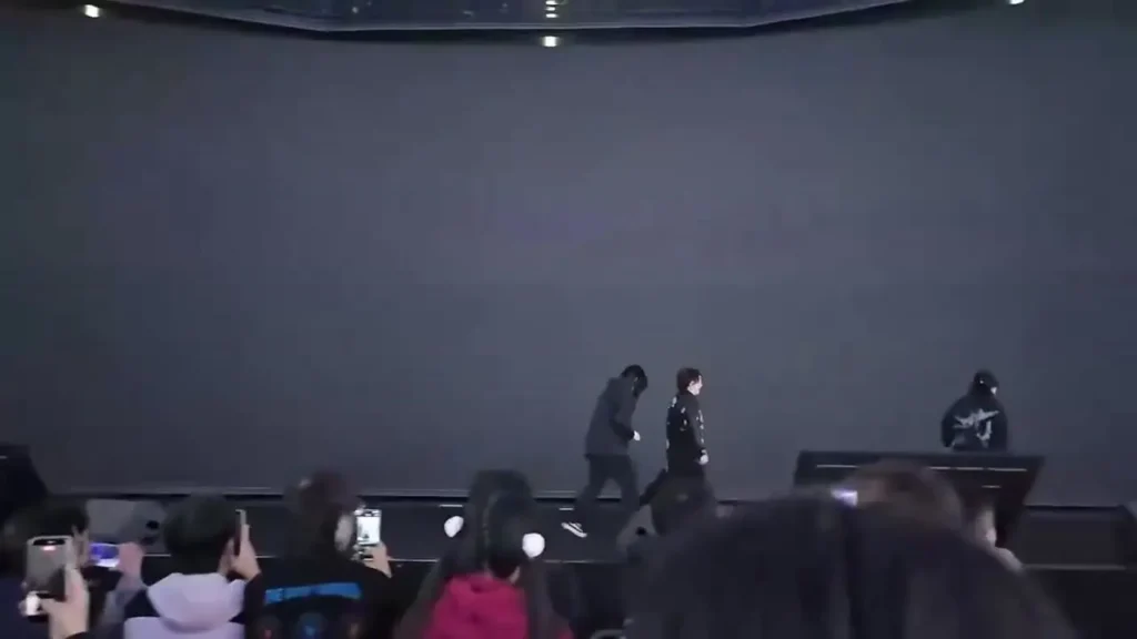 آتش تنش دیپلماتیک پکن و توکیو دامن خواننده ژاپنی را گرفت