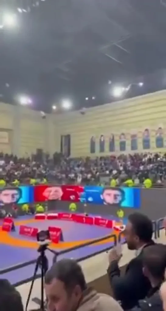 ببینید؛ تشویق یکصدای رسول خادم توسط تماشاچیان بعد از اعلام نام دبیر!