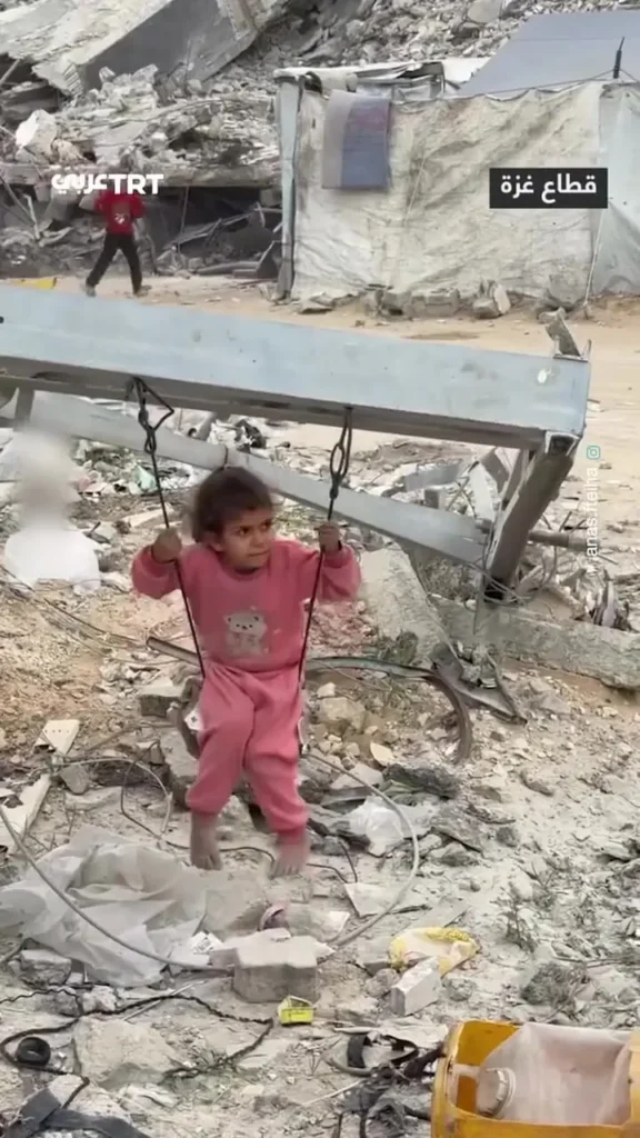 تاب بازی کودکان غزه در دل ویرانه‌ها