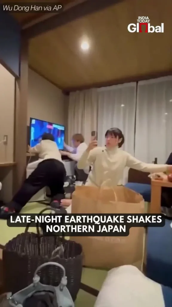 تلاش برای جلوگیری از سقوط تلویزیون در زلزله ۷.۵ ریشتری