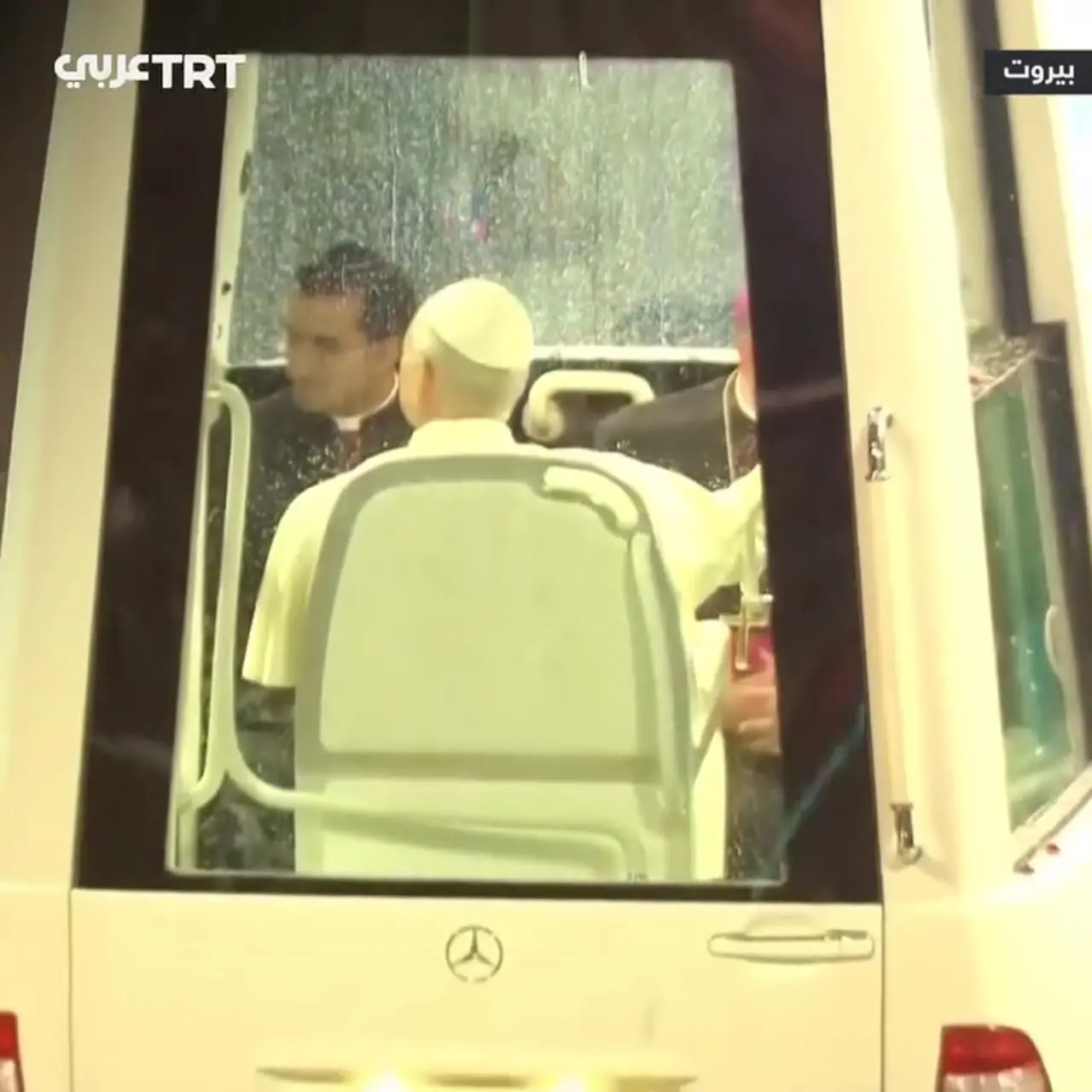 رقص سنتی لبنانی‌ها زیر باران سیل‌آسا در استقبال از پاپ