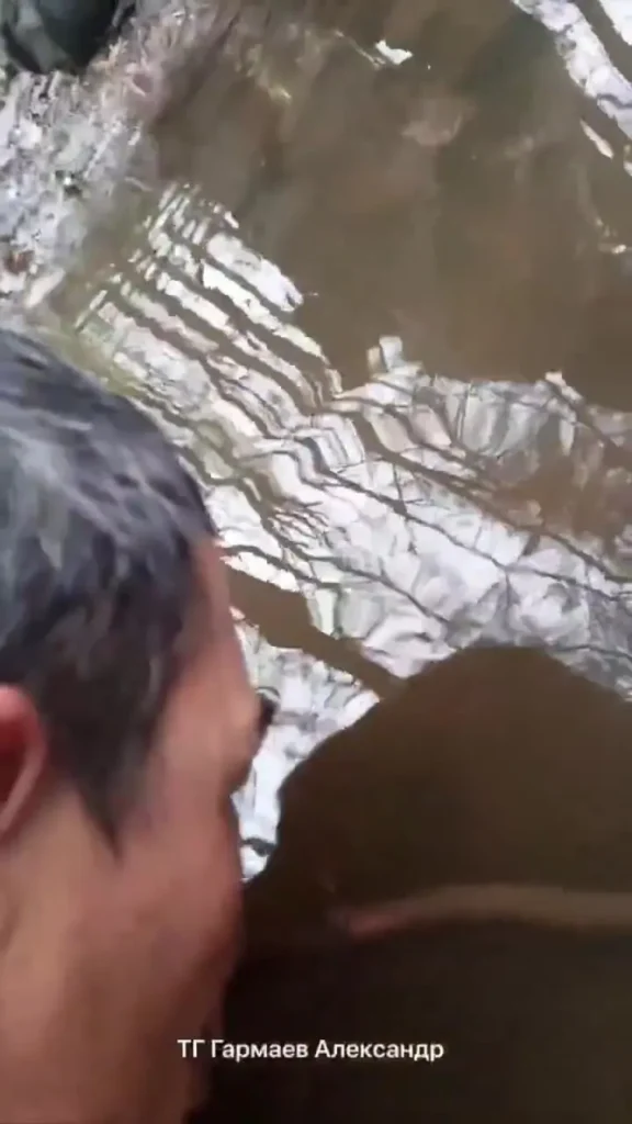 سربازان روسی در حال نوشیدن آب گل‌آلود