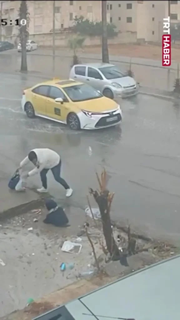 سقوط یک زن در گودال پر از آب در خیابان