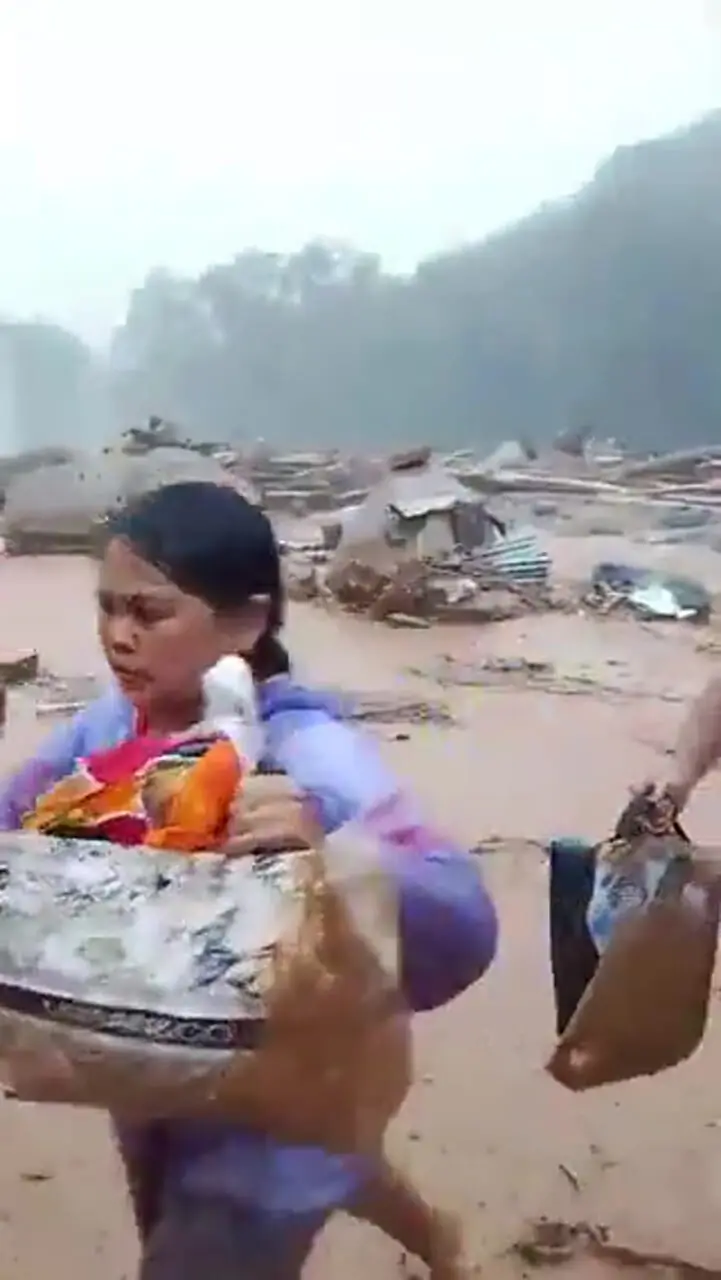 فاجعه سیلاب اندونزی/ بیش از ۹۰۰ نفر جان باختند