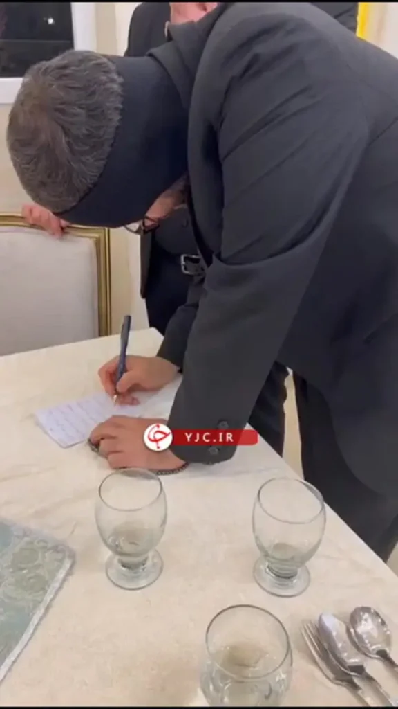 لحظه امضای رضایتنامه اهدای اعضای دومین فرزند سقاب اصفهانی، معاون رئیس‌جمهور