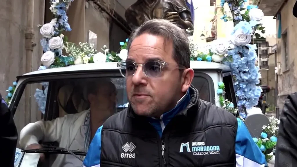 مجسمه مارادونا در خیابان‌های ناپل به مناسبت تولد ۶۵سالگی