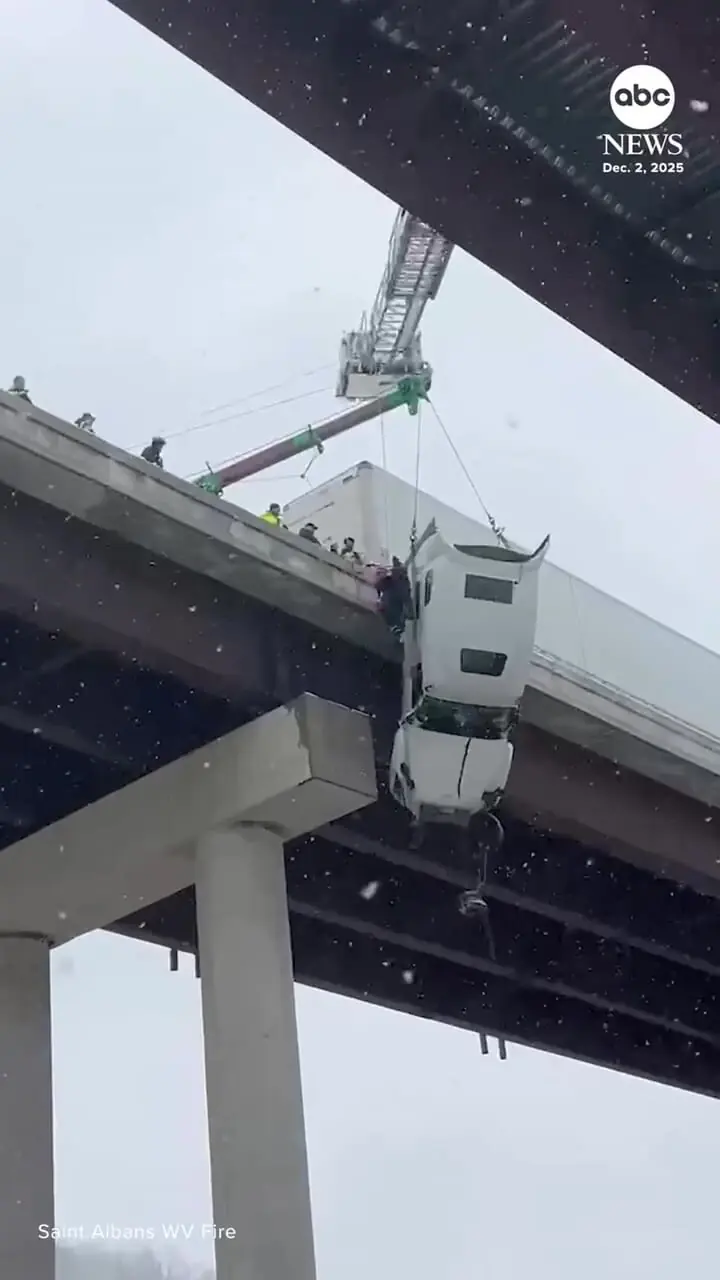 نجات معجزه‌آسای راننده کامیون آویزان از پل