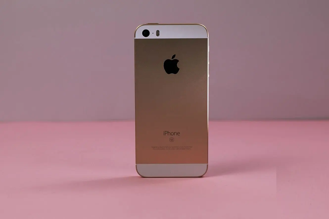 پایان عصر گوشی کوچک محبوب اپل: خداحافظی با آیفون SE