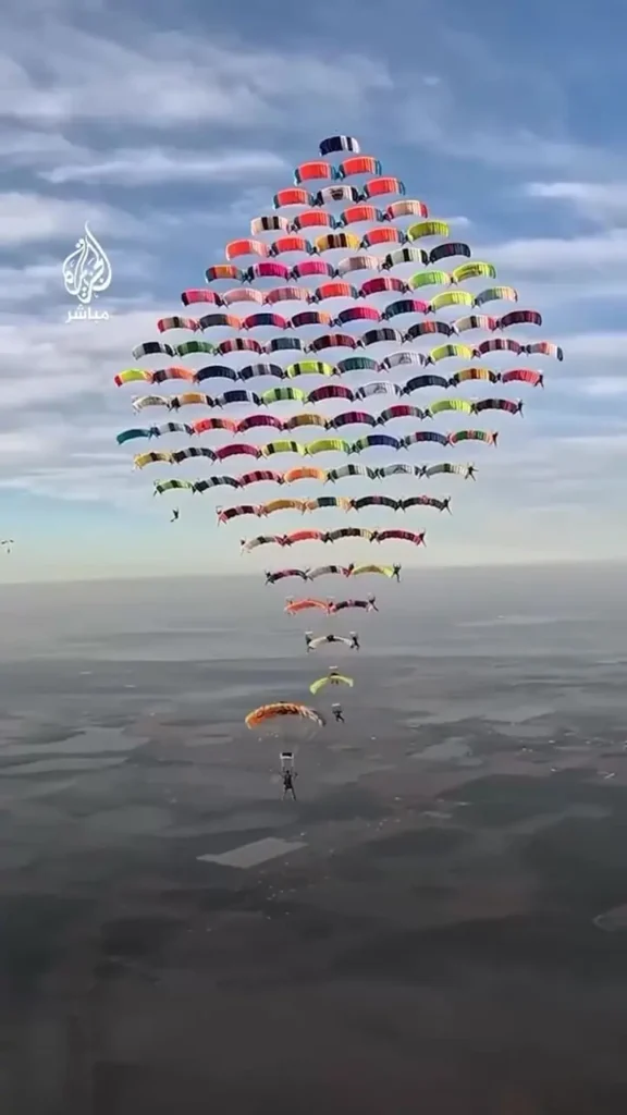 ۱۰۴ چترباز در یک نمایش گروهی رکورد شکستند