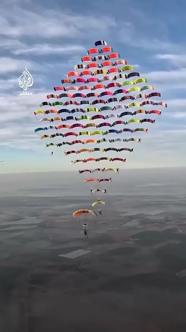 ۱۰۴ چترباز در یک نمایش گروهی رکورد شکستند