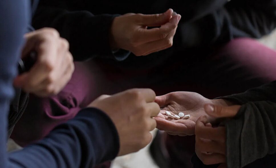 افتادن در دام اعتیاد؛ چگونه مواد مخدر و تنباکوی آینده را می دزدید؟