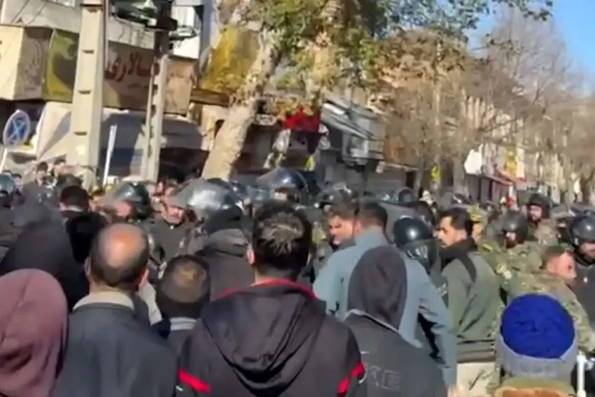     دفتر امام جمعه جونقان به آتش کشیده شد 