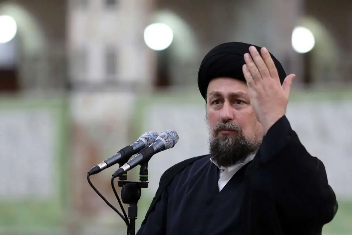 عکسی از شوخی سید حسن خمینی با یک نوجوان در حرم امام