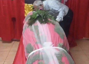 تصویر وداع پدر سید حسن نصرالله با پیکر فرزند شهیدش