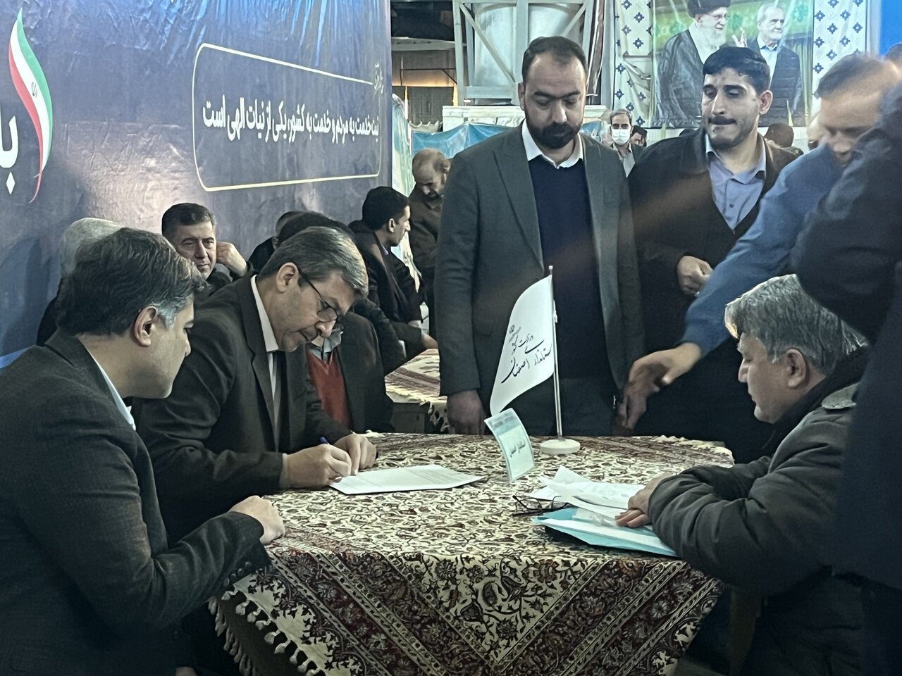 استاندار اصفهان در درد مردم مصلی؛ میز خدمت دهه فجر شلوغ تر از همیشه است