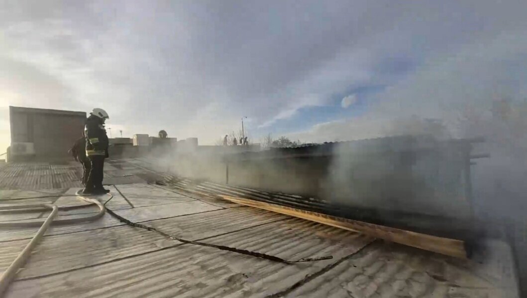 انبار لوازم خانگی در خیابان عبدالرزاق آتش گرفت + فیلم