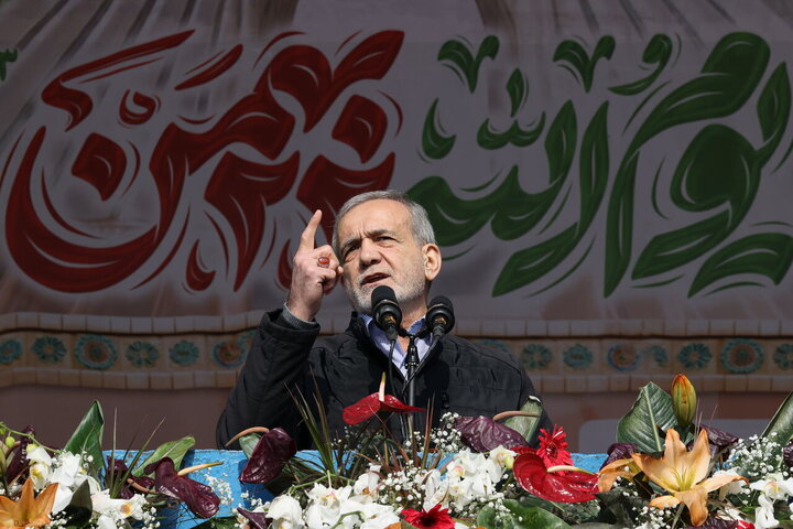 دنیا ببیند مردم ایران برای دفاع از کشورشان به صحنه آمده اند