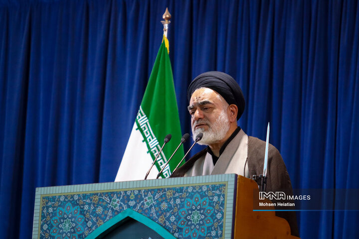 مسجد سنگر دین و مرکز حل مشکلات مردم است