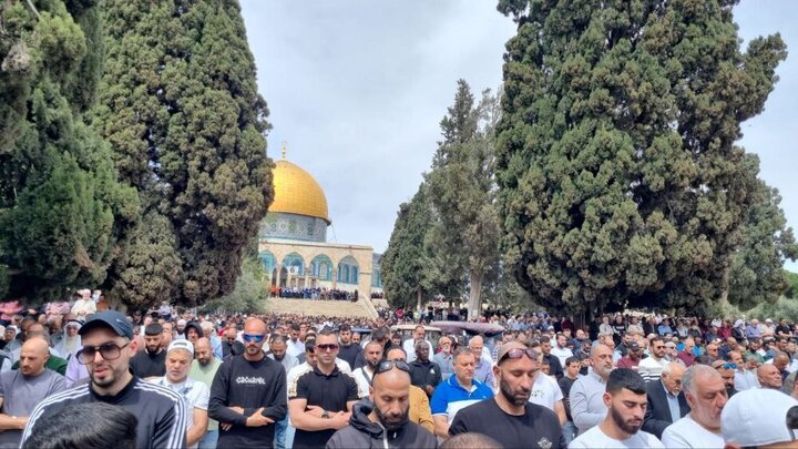 هزاران فلسطینی آخرین نماز جمعه ماه شعبان را در مسجد الاقصی برگزار کردند