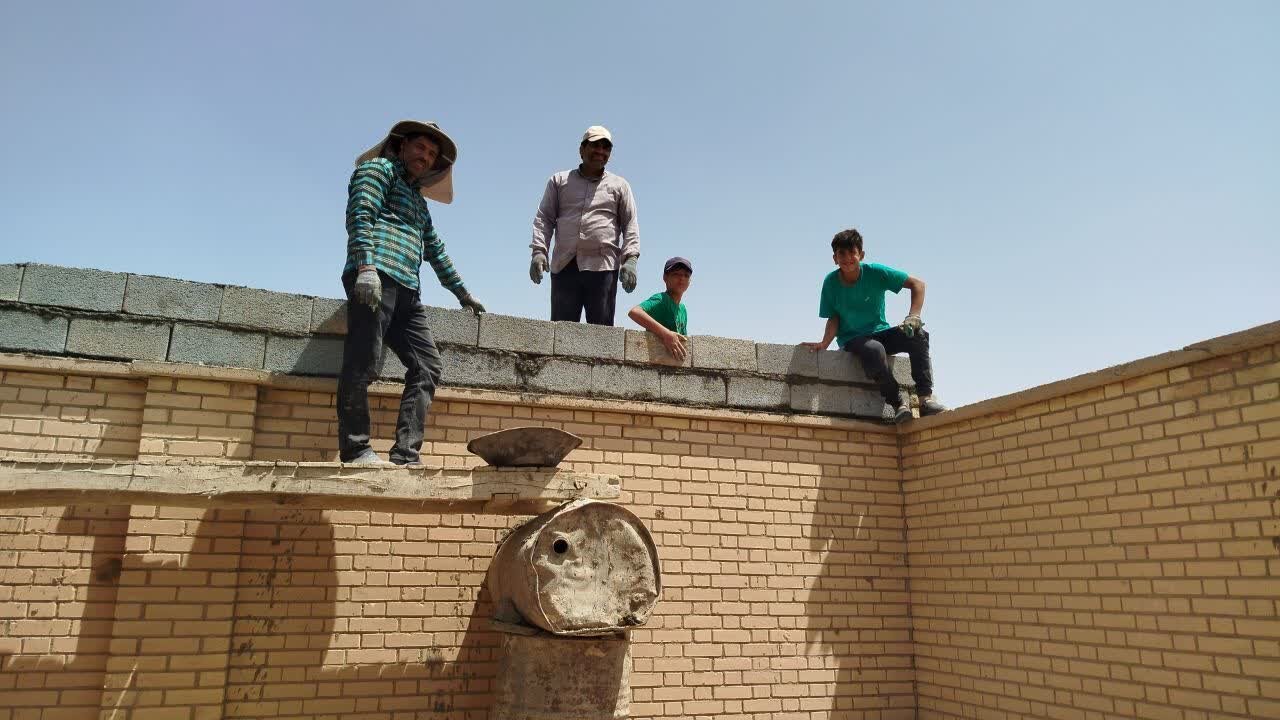 عشق به تحصیل؛ داستان مدیری که آجر به آجر کنار مدرسه ایستاده بود