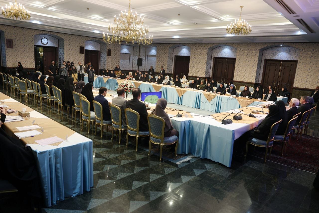 عارف: برخی قوانین آدمخواری است و باید اصلاح شود