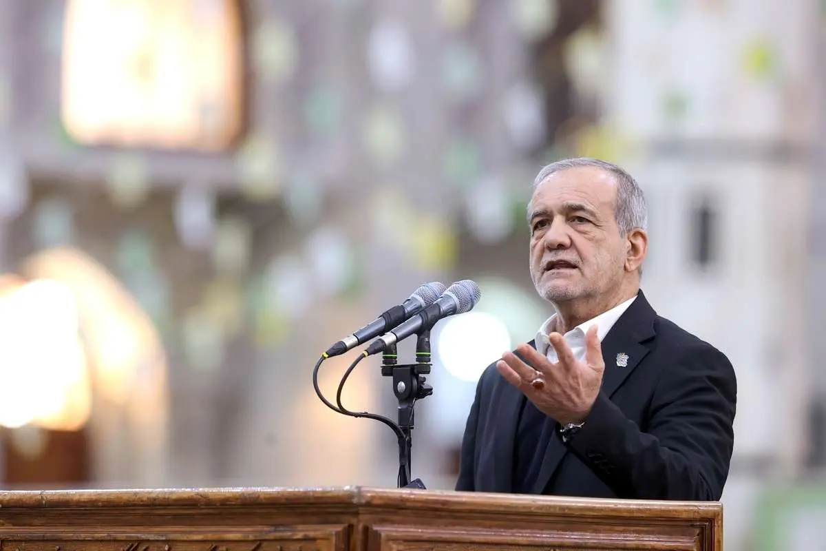 چهره های سیاسی در راهپیمایی 22 بهمن / تصاویر پزشکان و عراقچی در بین مردم