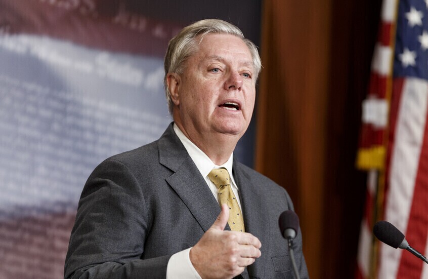 سناتور لیندسی گراهام، سعودی را تهدید کرد: چرا آمریکا باید با کشوری مانند عربستان توافق دفاعی امضا کند، در حالی که این کشور حاضر نیست در نبردی که منافع مشترک دارد مشارکت کند؟ / امیدوارم این وضعیت بهزودی تغییر کند؛ در غیر این صورت، پیامدهایی در پی خواهد داشت