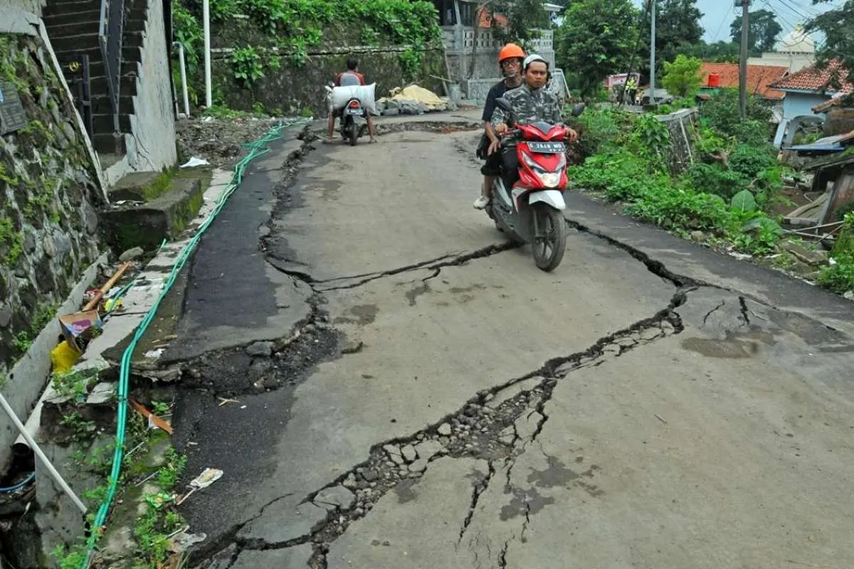 رانش زمین در شهری در ایتالیا و ریزش جاده