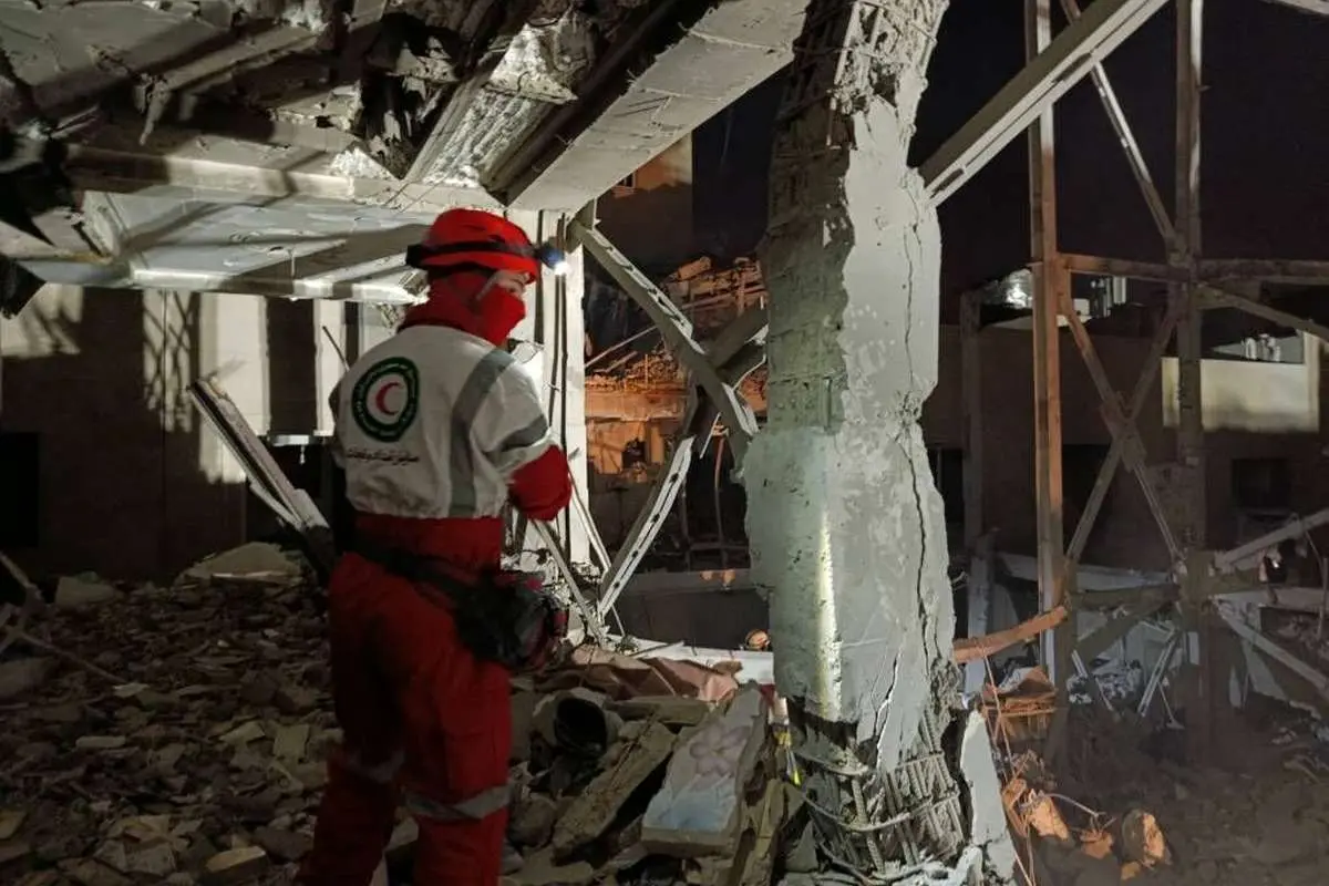 نجات 960 نفر از زیر آوار حملات هوایی در تهران