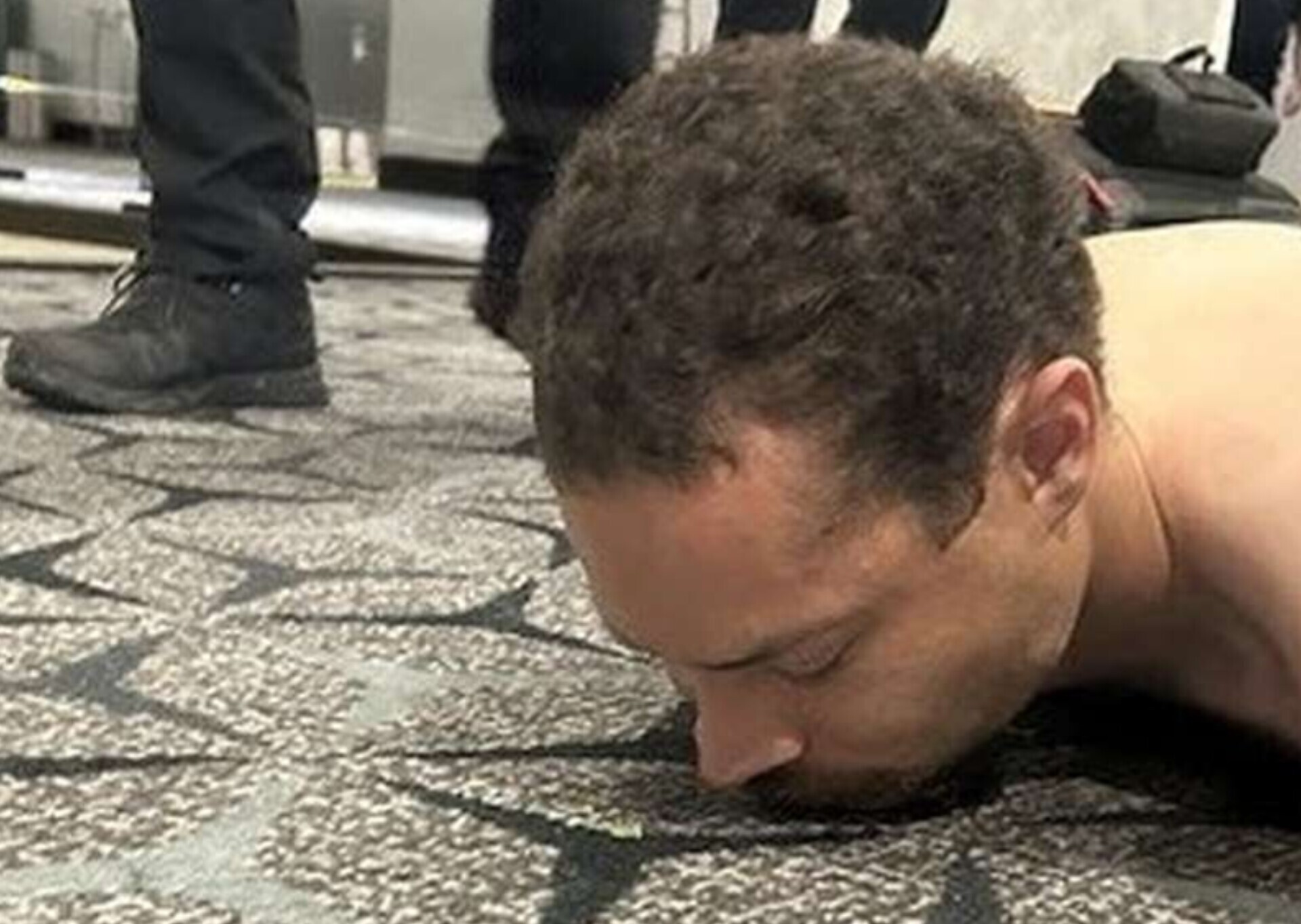 وزارت دادگستری آمریکا: حکم تفتیش منزل فرد تیرانداز در مراسم شام خبرنگاران کاخ سفید اجرا شده/ او قصد داشته مقامهایی در دولت ترامپ را هدف قرار دهد/ متهم در دو سال گذشته دو قبضه سلاح گرم خریداری کرده