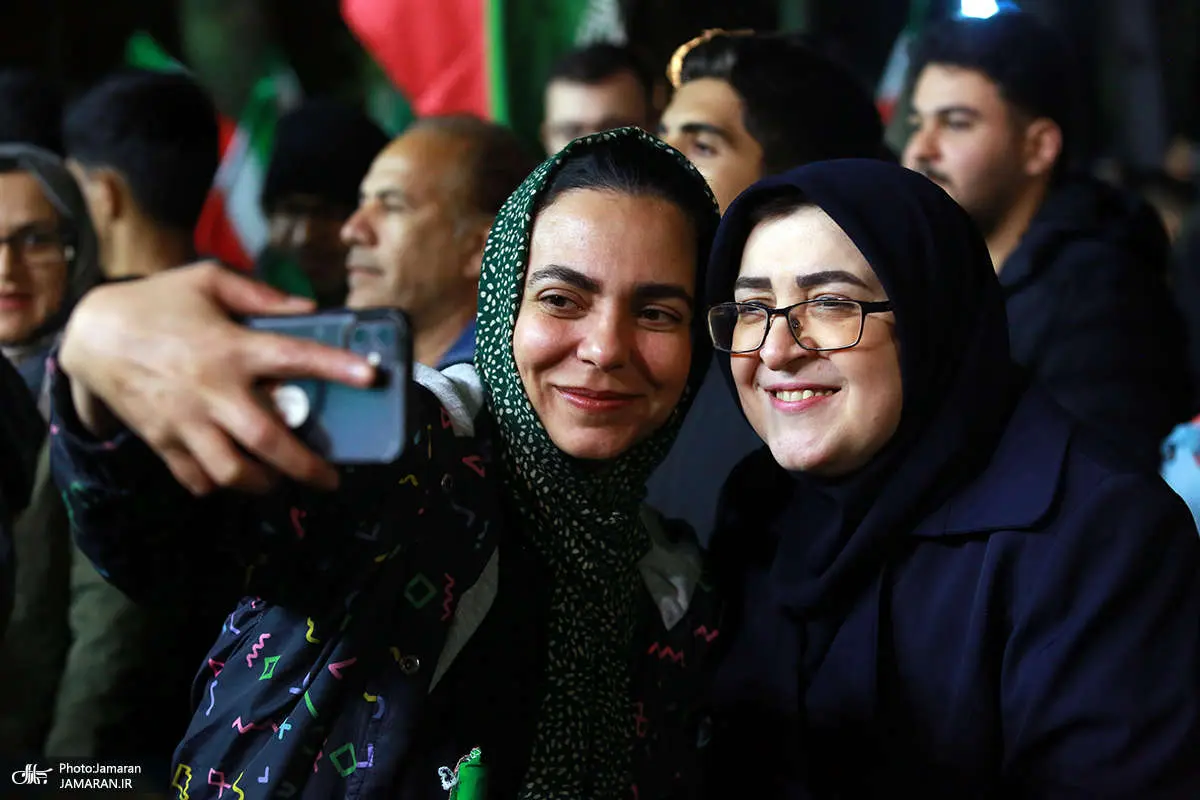 تصاویر; حاشیه و متن تجمع هنرمندان در باغ فردوس